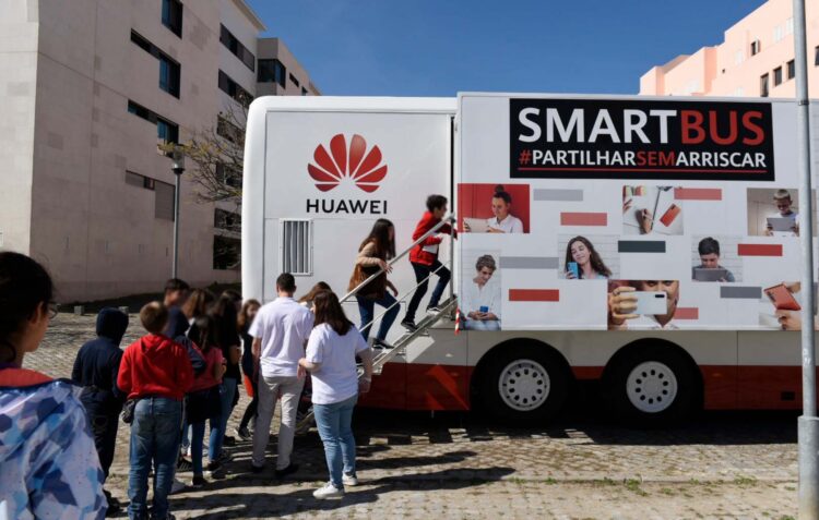 SmartBus da Huawei esta quinta-feira em Leiria para promover educação digital