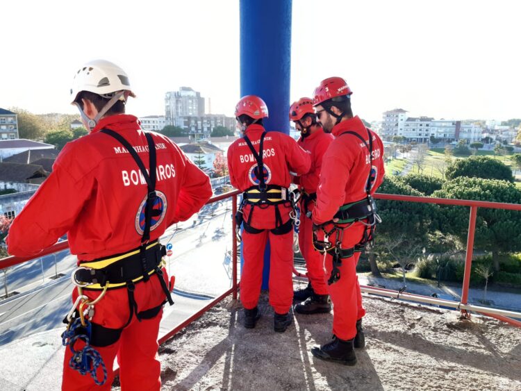 Salvamento em altura num prédio e acidente rodoviário testam operacionalidade na Marinha Grande