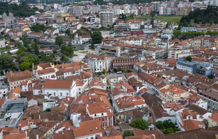 Covid-19: mais dois óbitos no distrito de Leiria e casos activos a subir