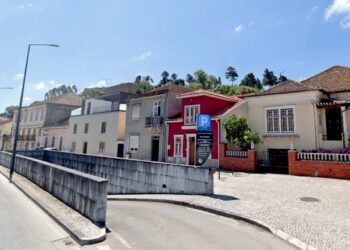 Moradores da Avenida General Humberto Delgado podem usar estacionamento de Santo Agostinho