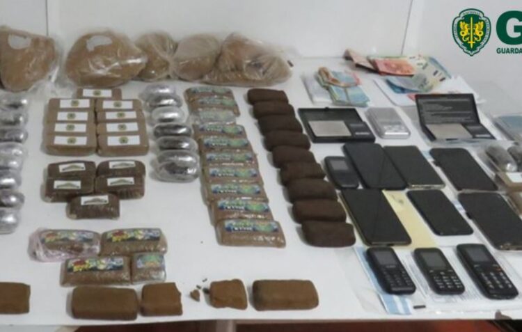Cinco detidos por tráfico de droga e lenocínio