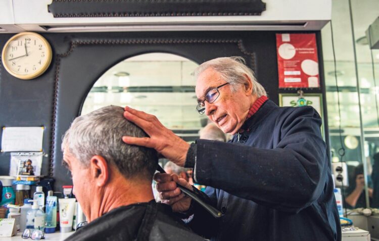 Barbeiro “mais antigo” de Leiria continua no activo aos 85 anos