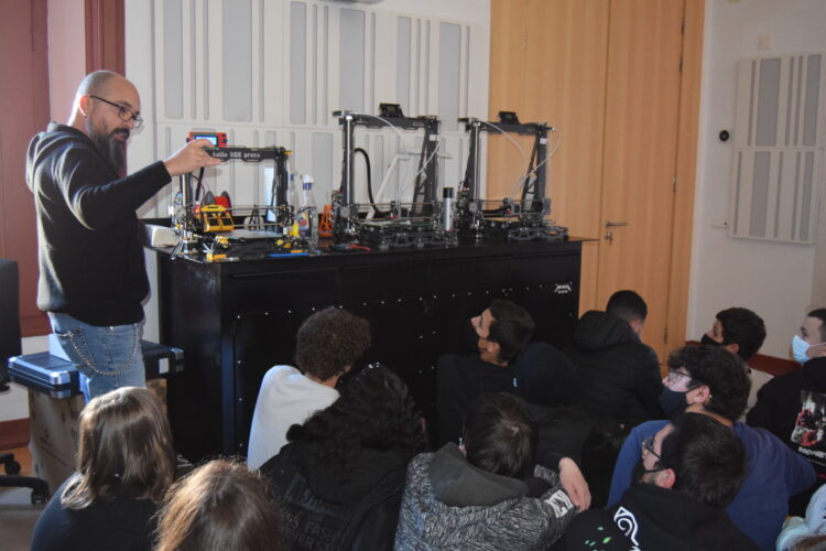 Drones, robots e impressoras 3D levam miúdos e graúdos à biblioteca