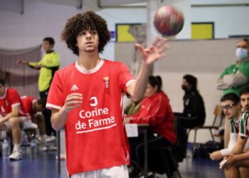 O dia em que o miúdo da esfregona se estreou, aos 15 anos, pelo Benfica