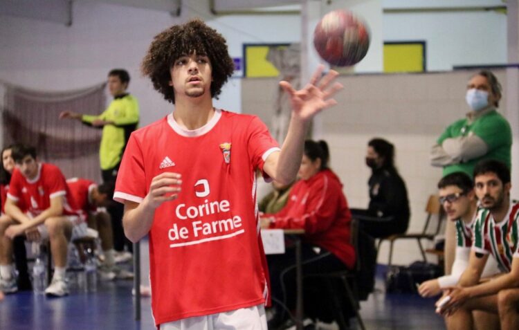 O dia em que o miúdo da esfregona se estreou, aos 15 anos, pelo Benfica