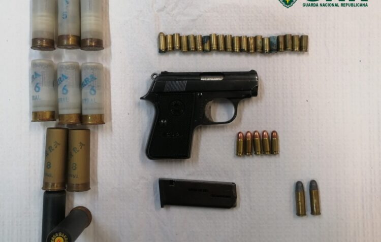 Idoso detido por posse ilegal de arma