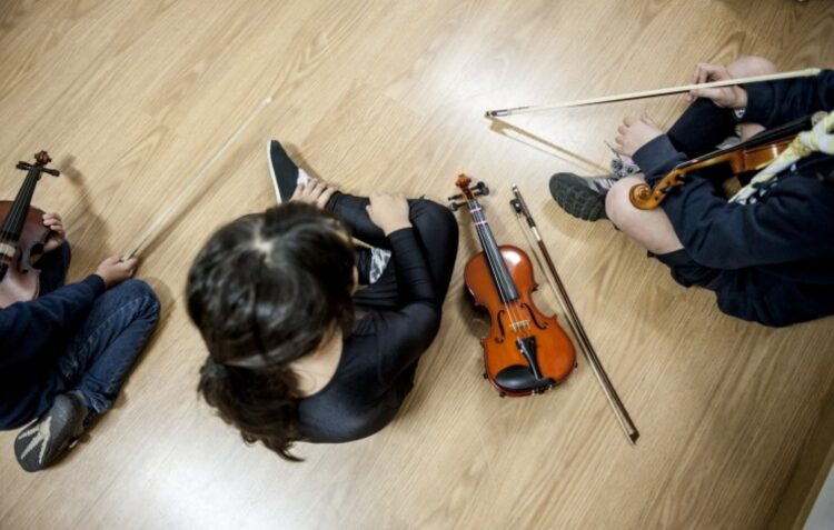 Danças e cantares tradicionais vão juntar crianças e idosos para mitigar a solidão