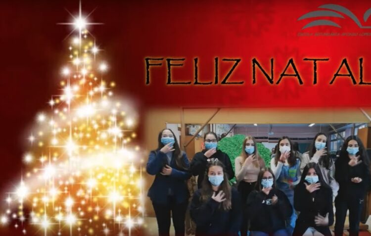 Sabe como se deseja “Feliz Natal” em língua gestual portuguesa? A comunidade escolar da Secundária Afonso Lopes Vieira ensina