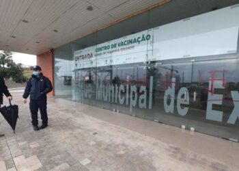 Cruzes suásticas grafitadas no centro de vacinação contra a Covid-19 da Marinha Grande.