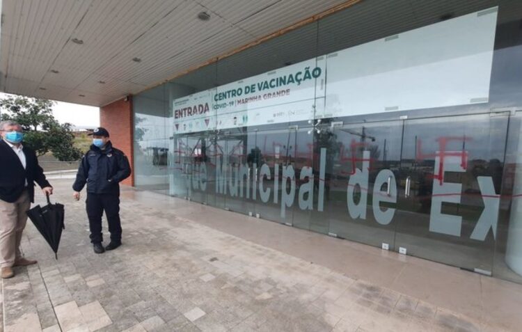Cruzes suásticas grafitadas no centro de vacinação contra a Covid-19 da Marinha Grande.