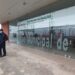 Cruzes suásticas grafitadas no centro de vacinação contra a Covid-19 da Marinha Grande.