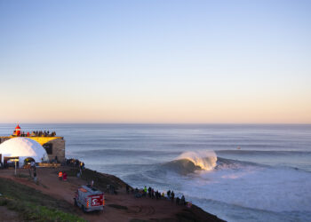 O Nazaré Tow Surfing Challenge já está na água. Assista a partir de casa