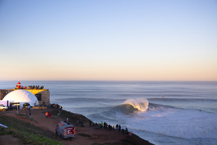 O Nazaré Tow Surfing Challenge já está na água. Assista a partir de casa