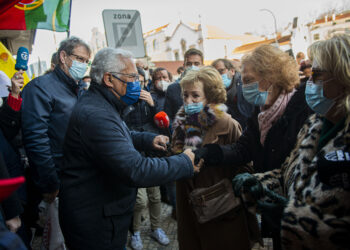 Costa ouve comerciantes em arruada por Leiria: “não queremos manifestações, queremos é clientes na loja”