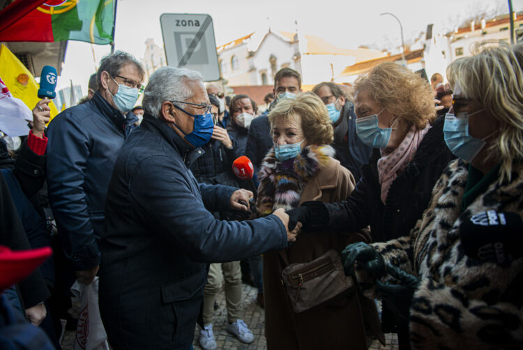 Costa ouve comerciantes em arruada por Leiria: “não queremos manifestações, queremos é clientes na loja”