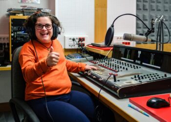 São locutores e jornalistas. Dão voz à integração através da rádio