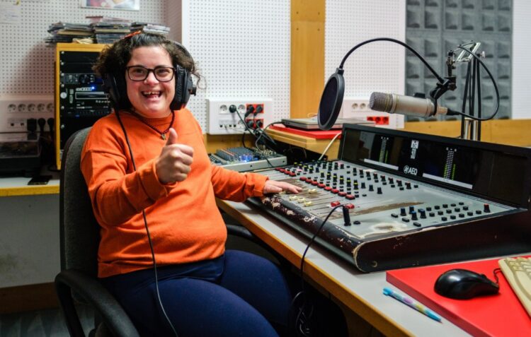 São locutores e jornalistas. Dão voz à integração através da rádio