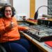 São locutores e jornalistas. Dão voz à integração através da rádio
