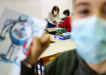 Escolas com diferentes métodos de ensino para alunos em isolamento