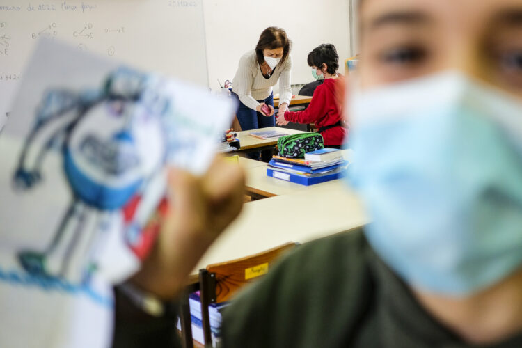 Escolas com diferentes métodos de ensino para alunos em isolamento