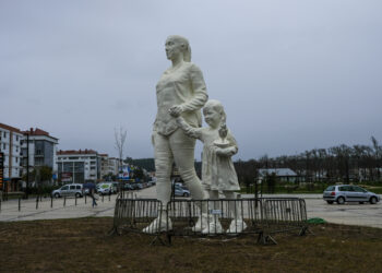 Escultura “Futuro” colocada no jardim da Almuinha Grande