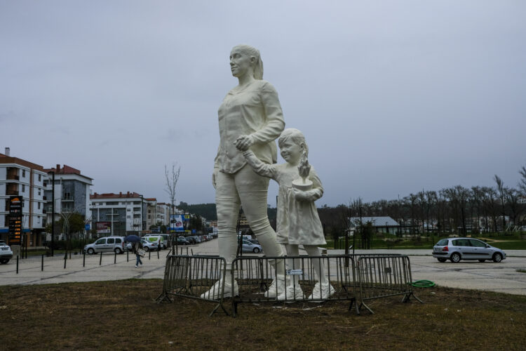 Escultura “Futuro” colocada no jardim da Almuinha Grande