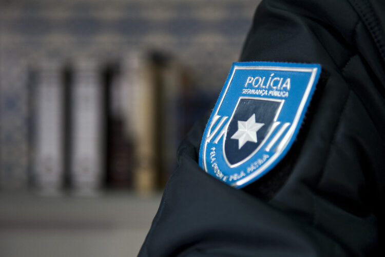 Três anos de prisão suspensa para agente da PSP por violência doméstica sobre a mulher em Pombal