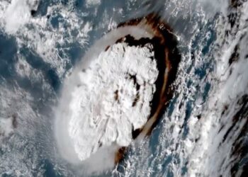 Erupção explosiva do vulcão submarino em Tonga com impacto em Peniche
