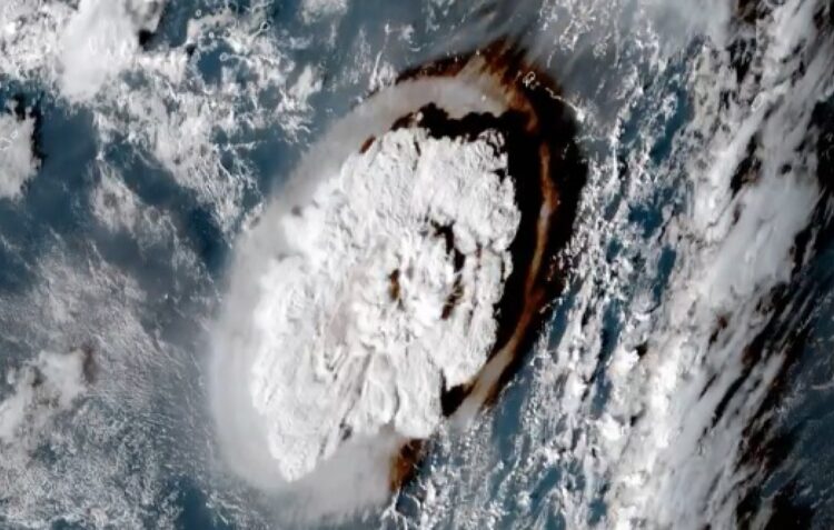 Erupção explosiva do vulcão submarino em Tonga com impacto em Peniche