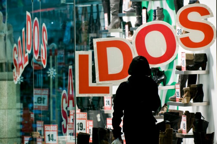Proibição de saldos afecta comerciantes da região sem lojas online
