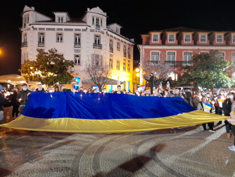 Praça Rodrigues Lobo cheia de pessoas em apoio à Ucrânia