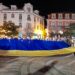 Praça Rodrigues Lobo cheia de pessoas em apoio à Ucrânia