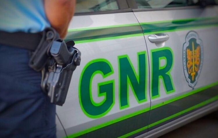 GNR deteve três homens por tráfico de estupefacientes e posse de armas proibidas
