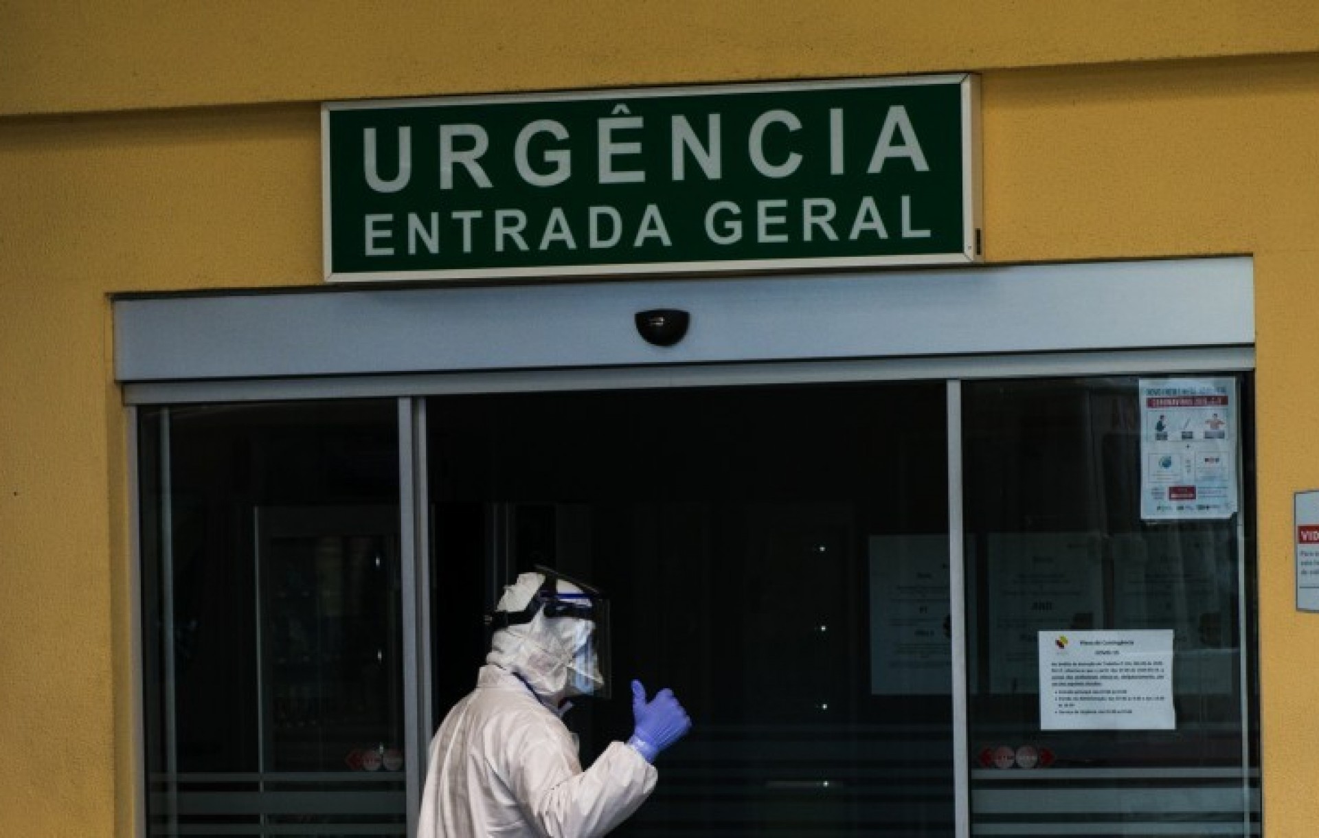 Covid-19 põe em casa mais de 100 profissionais de saúde do hospital de Leiria