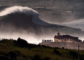 Exposição de fotografia retrata 10 anos de ondas gigantes na Praia do Norte