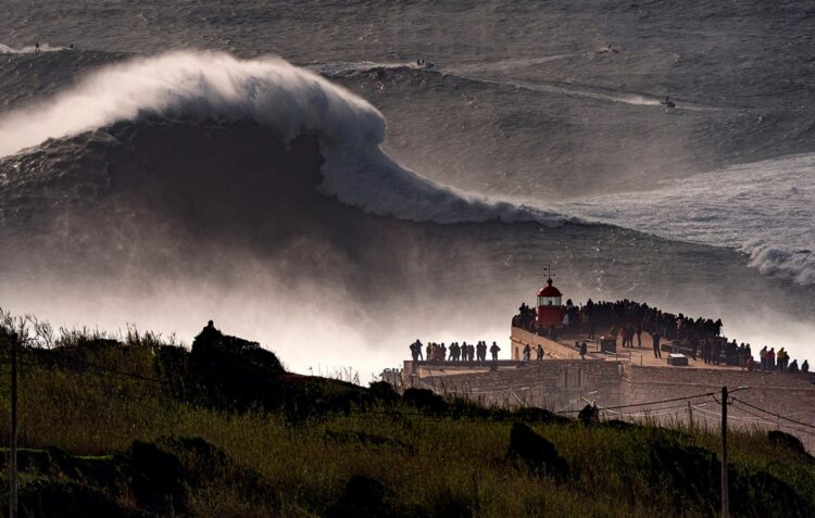 Exposição de fotografia retrata 10 anos de ondas gigantes na Praia do Norte