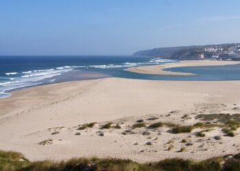 Agitação marítima coloca a descoberto sacas de areia em praia de Óbidos