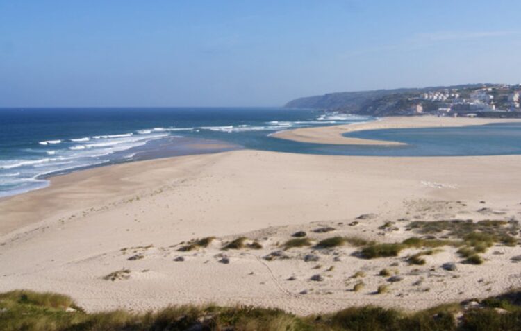 Agitação marítima coloca a descoberto sacas de areia em praia de Óbidos