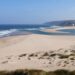 Agitação marítima coloca a descoberto sacas de areia em praia de Óbidos