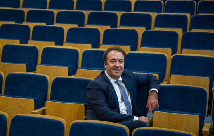 Ricardo Pocinho em conferência sobre relação da comunidade com a terceira idade