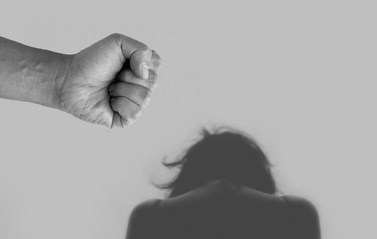 Homem detido por agressão a ex-namorada, a quem chegou a queimar com cigarros