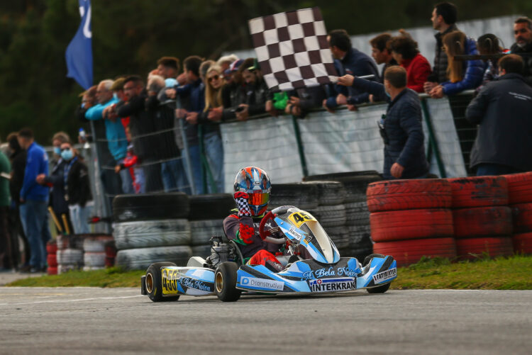 O jovem piloto de São Mamede que está a rasgar o karting nacional