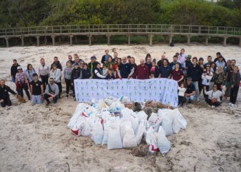 Voluntários retiraram ontem 350 quilos de lixo da Praia de Paredes da Vitória