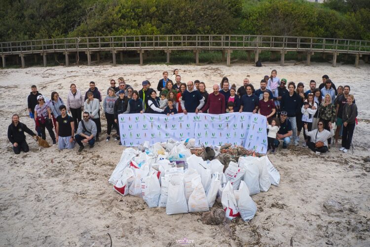 Voluntários retiraram ontem 350 quilos de lixo da Praia de Paredes da Vitória