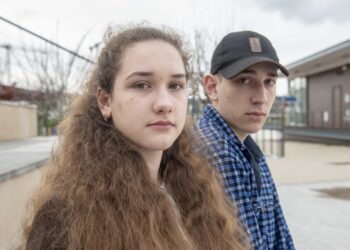 Olesia e Vlad deixaram o pai na guerra. “Sabemos que o está a fazer por nós”