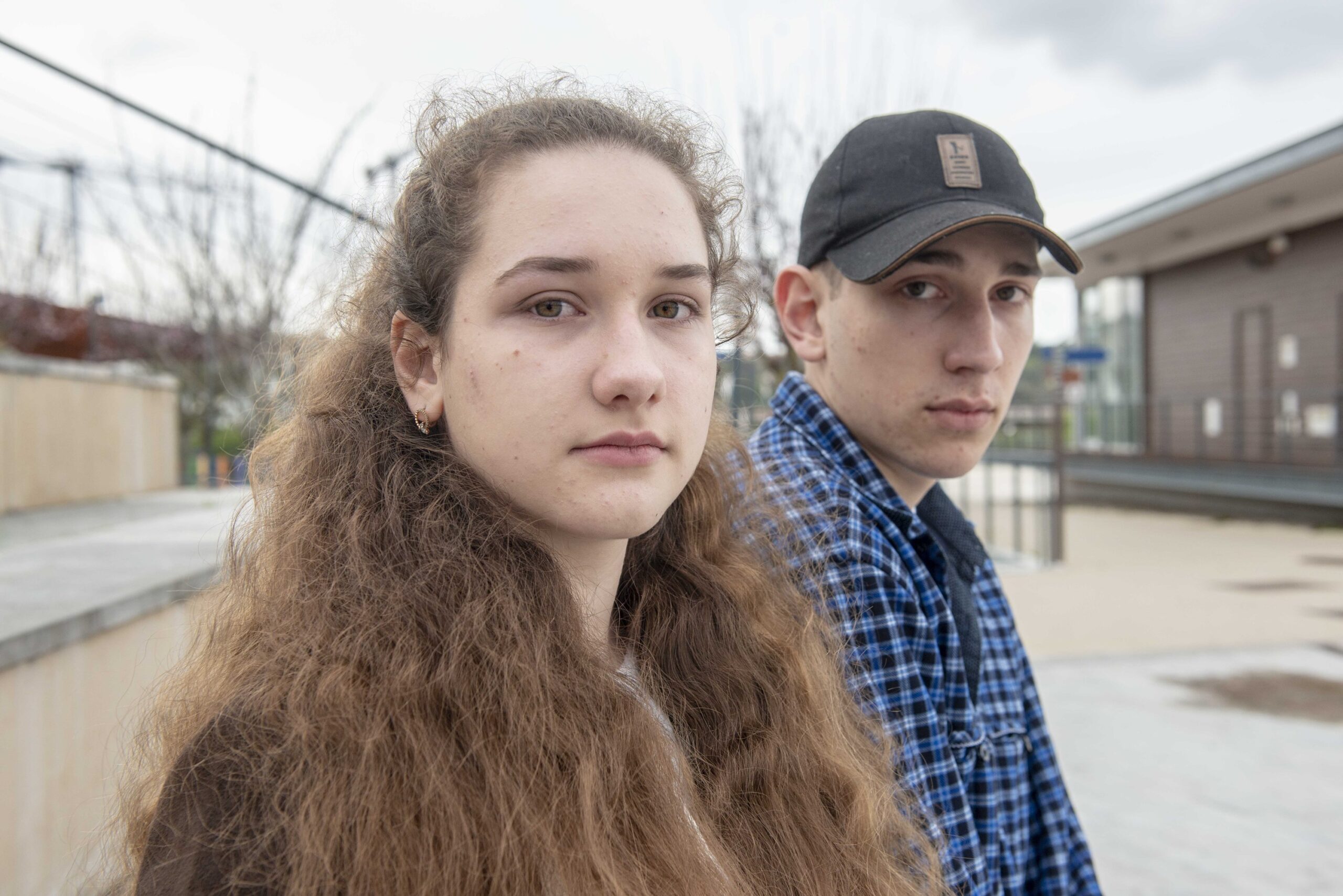 Olesia e Vlad deixaram o pai na guerra. “Sabemos que o está a fazer por nós”
