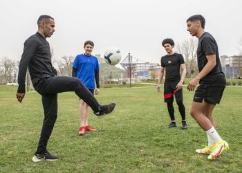 Maciel volta para lançar o filho e treinar jogador que fugiu da guerra