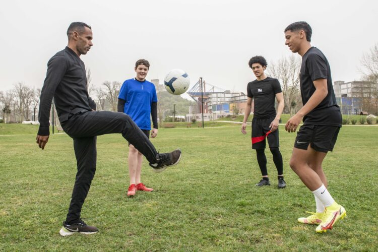 Maciel volta para lançar o filho e treinar jogador que fugiu da guerra
