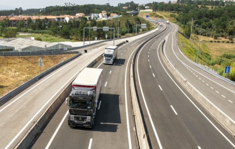 Transportadores rodoviários associados da Antram reunidos em plenário em Pombal