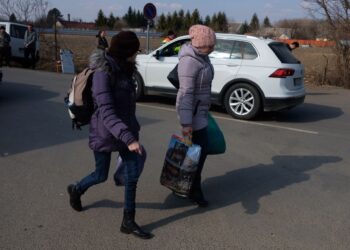 Na fronteira da Ucrânia com a Hungria há 21 mulheres, crianças e jovens que já só esperam pela viagem para Leiria